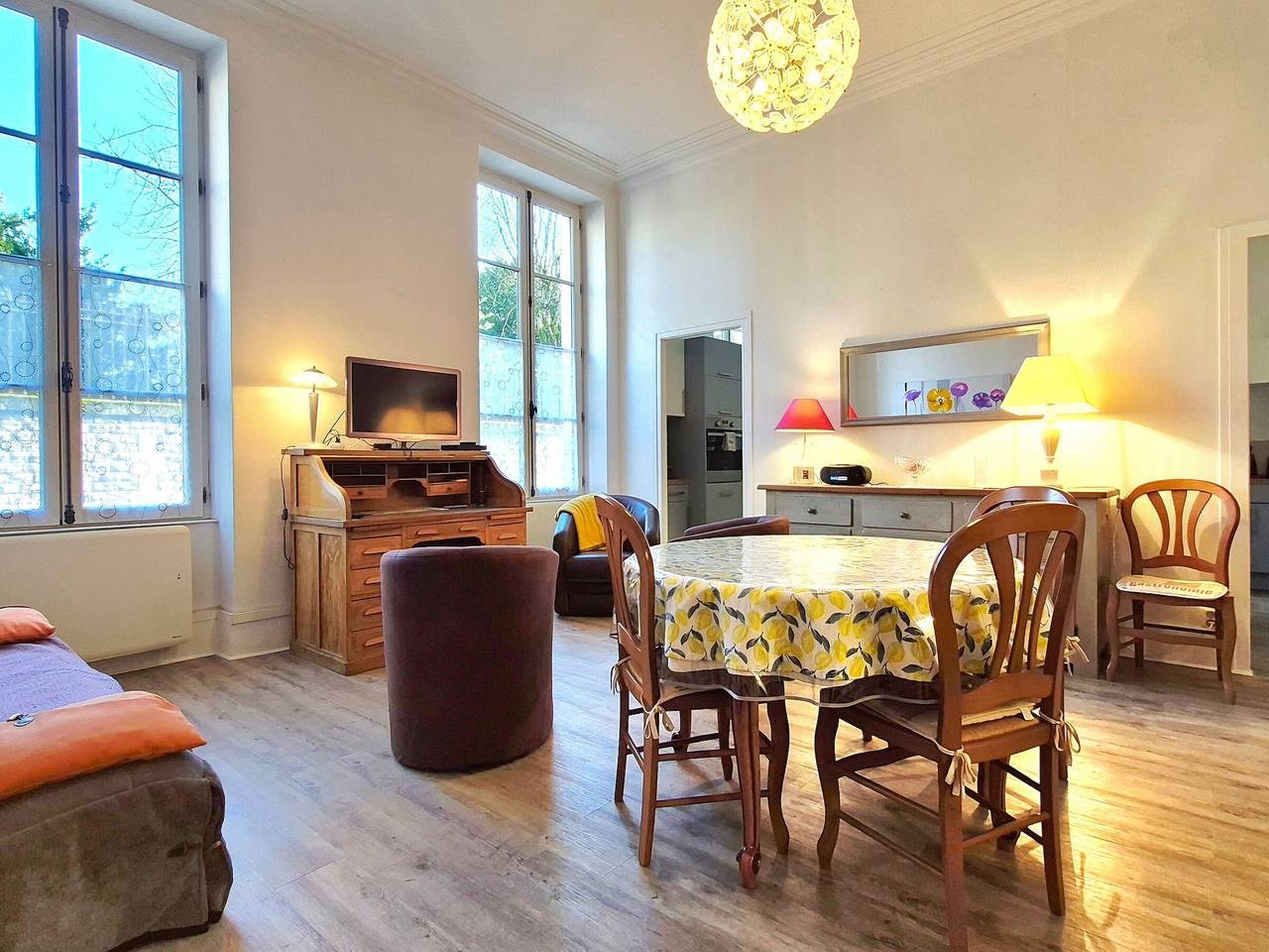 Entire apartment, Cozy Stay in Nevers: Parking and Pets Welcome in Nevers, Nièvre