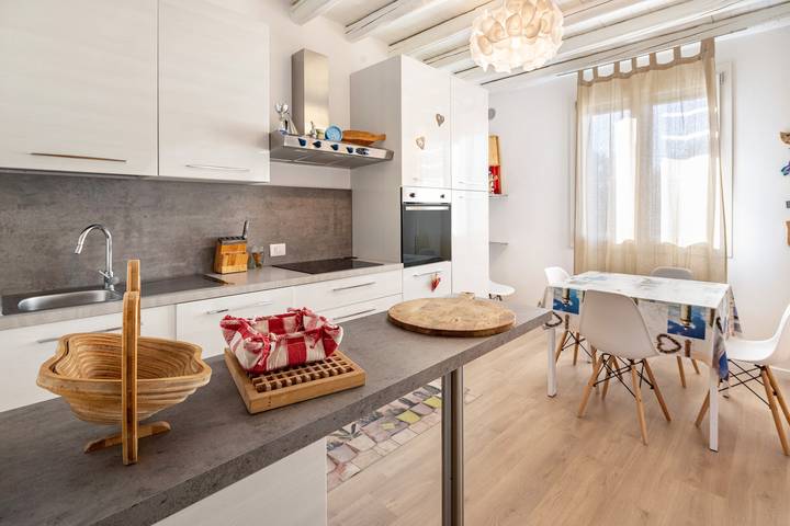 Appartamento intero, Monolocale 'Appartamento Brussa Beach' con terrazza privata, Wi-Fi e aria condizionata in Caorle, Provincia di Venezia
