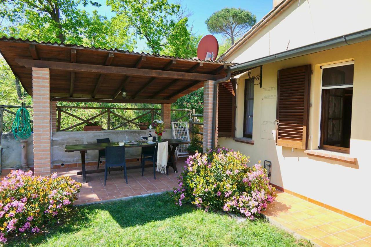 Isa-Chalet Elena in Montescudaio, with air conditioning, on the ground floor with fenced garden in Montescudaio, Etruskische Küste