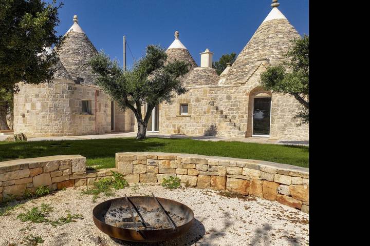 Luxury Trulli Petrantiqua with Pool in Locorotondo in Locorotondo, Region de Bari