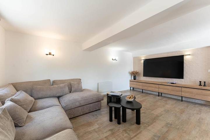Location de vacances pour 8 personnes, avec Balcon et Terrasse ainsi que Jardin et Piscine à Belcodène