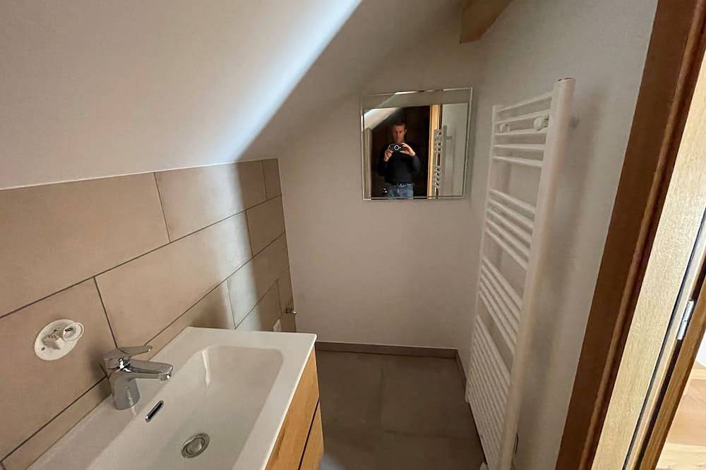 Appartement entier, Appartement À 20 m de la plage vue sur lac, accès direct in Conjux, Région de Chambéry