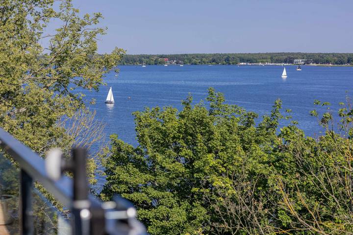 Ganze Wohnung, Modern Apartment on the Lake | Balcony with a View in Masowien