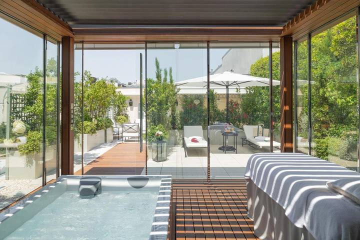 Hôtel pour 3 personnes, avec piscine ainsi que sauna et jardin