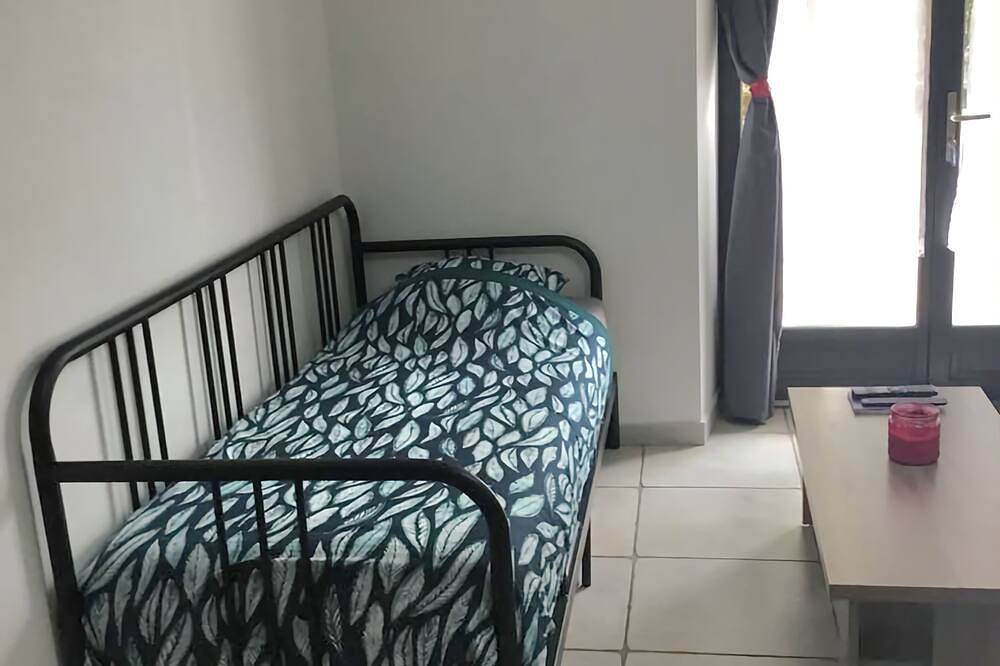 Entire apartment, Charming T2 30 m2 ground floor + parking. Close to town center and all amenities in Chambéry region