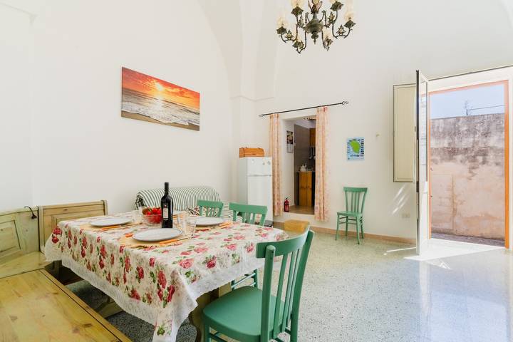 Entire apartment, Apartment 'Casa Nadia B7' with Private Terrace, Wi-Fi, and Air Conditioning in Botrugno, Lecce Province