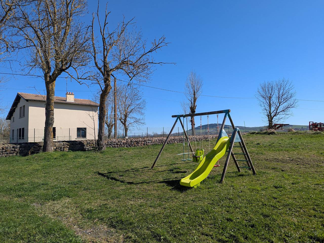 Escápate a la naturaleza: Casa moderna y espaciosa con spa en pueblo pintoresco in Arlempdes, Alto Loira