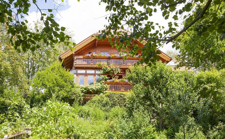 Ferienwohnung für 5 Personen, mit Balkon und Terrasse sowie Garten und Ausblick