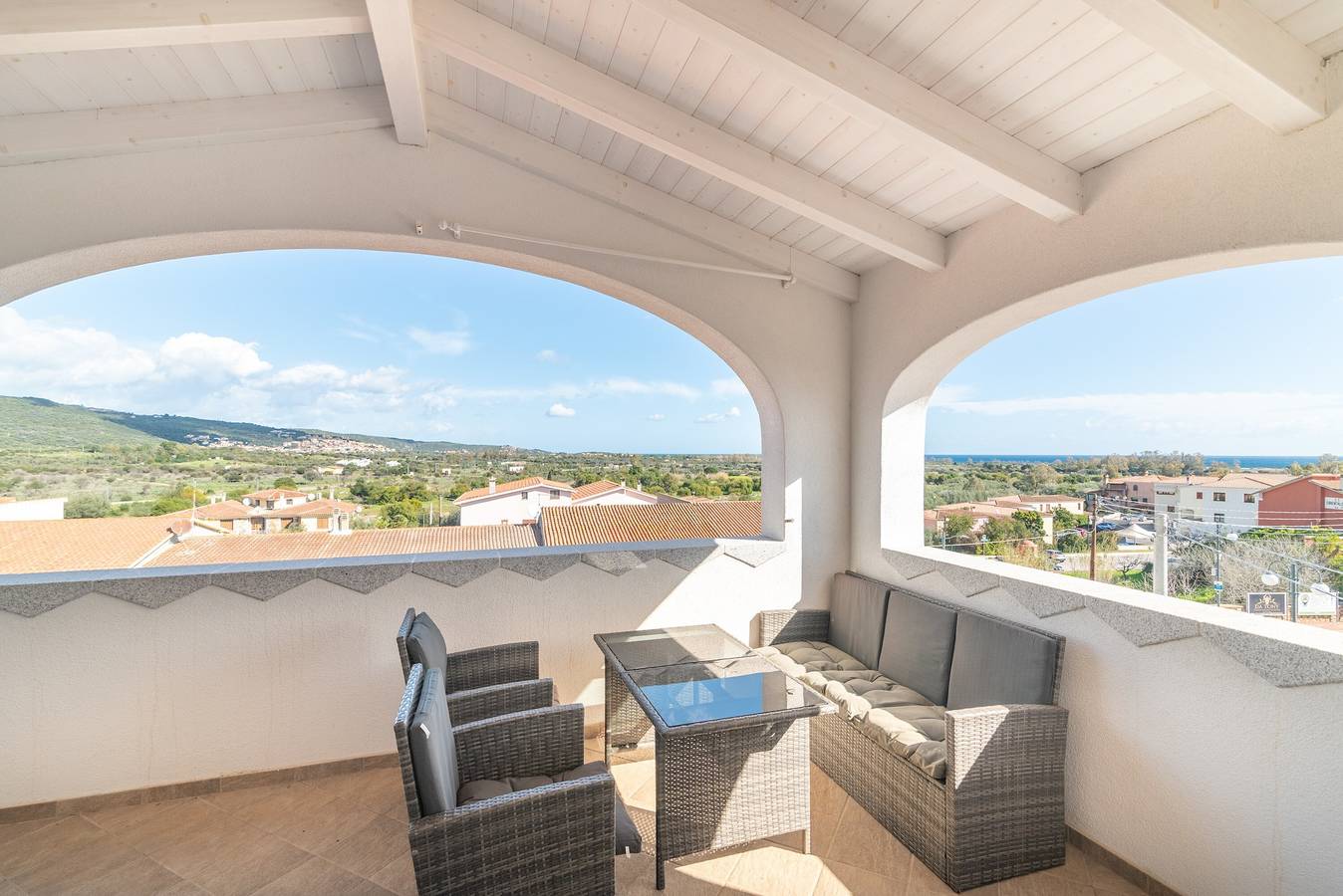 Apartamento entero, Apartamento 'Attico Con Vista Mare A Budoni' con vistas al mar, terraza y aire acondicionado in Budoni, Olbia-Tempio