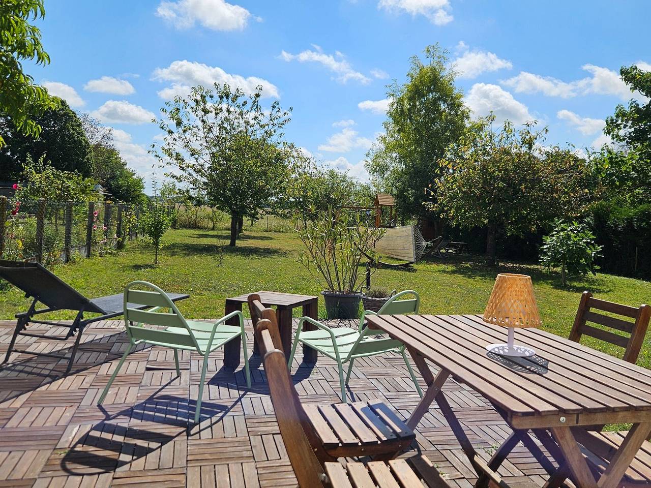 Encantadora casa con terraza y jardín cerrado en Messas in Messas, Valle del Loira