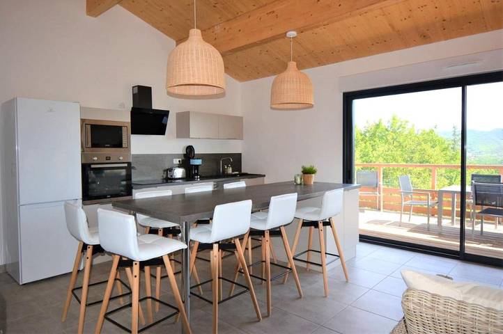 Location de vacances pour 8 personnes, avec vue ainsi que piscine et jardin, animaux acceptés à Saint-Alban-Auriolles - 3