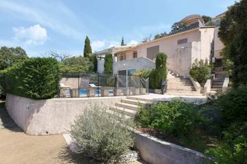Location de vacances pour 8 personnes, avec jardin ainsi que terrasse et piscine, animaux acceptés à Villeneuve-lès-Avignon