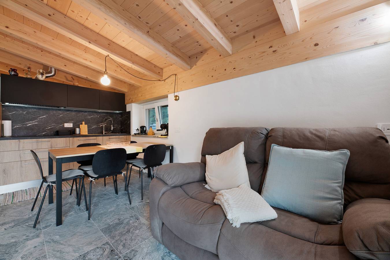 Ganze Wohnung, Apartment 'Mansarda' mit Bergblick, Wlan und Klimaanlage in San Cassiano Valchiavenna, Prata Camportaccio