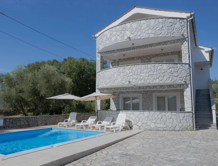 Ferienwohnung für 4 Personen, mit Balkon und Garten sowie Pool - 1