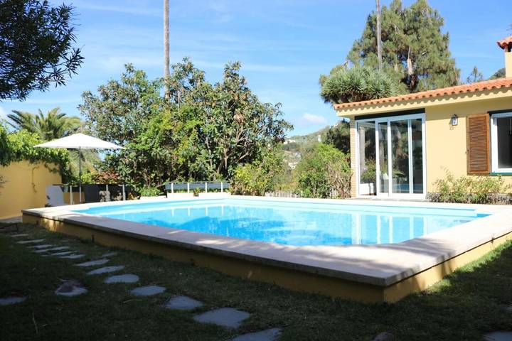 Casa de vacaciones para 8 personas, con vistas además de jardín y piscina - 1