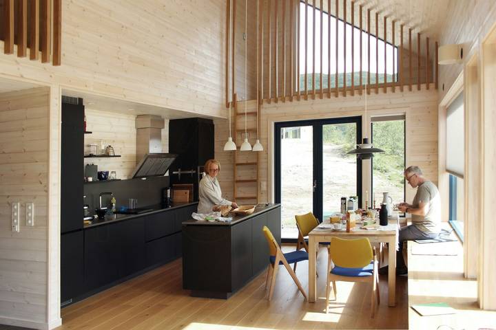 Wunderschöne architektonische Linien am Ufer des Vågslidvatnet in Vinje