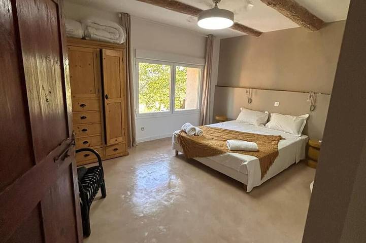 Maison Troglodyte du Jas, in the heart of Provence at the foot of the Luberon 30min from Aix in Puyvert, Parc naturel régional du Luberon