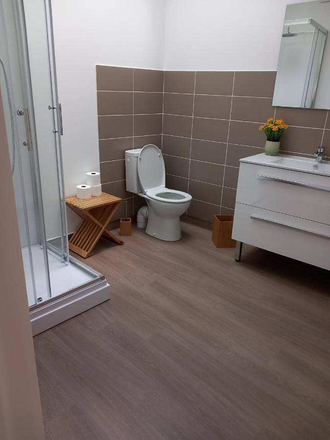 Gîte pour 4 personnes, avec terrasse à Lanvallay - 2
