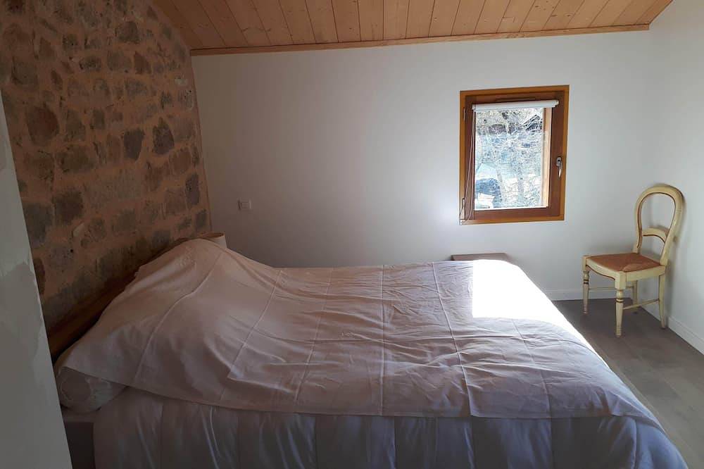 3-bedroom chalet in serene Cardaillac with cool Ac breeze in Cardaillac, Lot