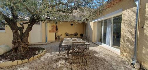 Gîte pour 5 personnes, avec piscine et terrasse, animaux acceptés à Puyméras