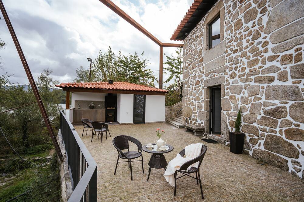 Apartamento inteiro, Estúdio para 2 pessoas * Spa * Vista rio in Braga, Distrito de Braga
