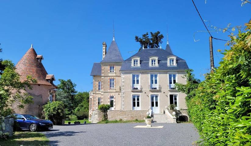 Hôtel pour 2 personnes, avec Terrasse et Jardin ainsi que Piscine et Vue à La Trimouille