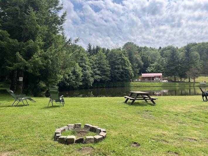 Gîte pour 6 personnes, avec Jacuzzi et Terrasse ainsi que Jardin et Vue à Manzat