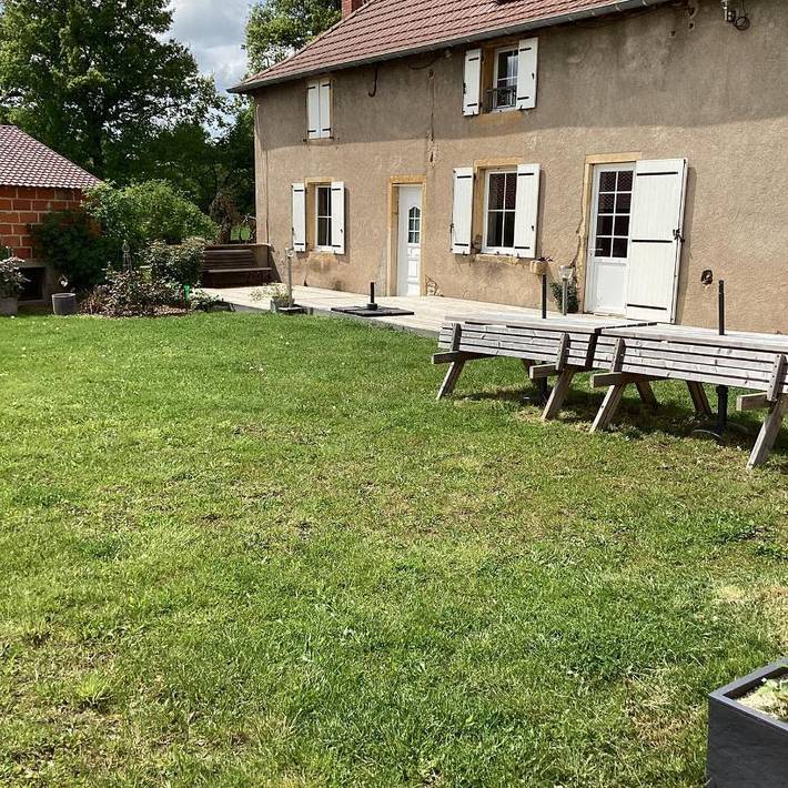 Chambre d’hôte pour 3 personnes, avec terrasse et piscine ainsi que vue et jardin