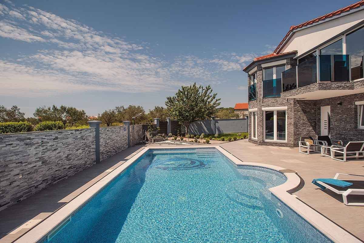 Villa mit Pool, gemütlichen Terrassen und Grill in Fazana, Südküste Istrien