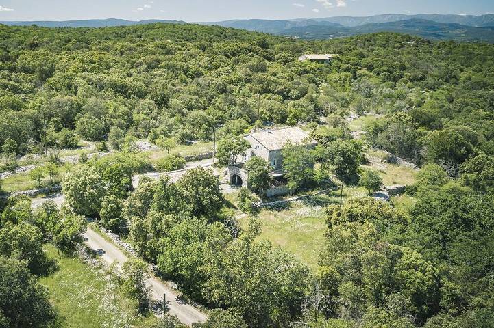 Location de vacances pour 9 personnes, avec jardin et terrasse, animaux acceptés à Labeaume