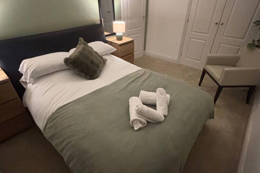 Ganze Wohnung, Komfort-Apartment-Ensuite mit Dusche-Balkon-Cozy in Crawley, West Sussex
