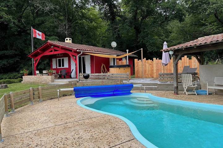 Chalet pour 4 personnes, avec Jacuzzi ainsi que Terrasse et Jardin