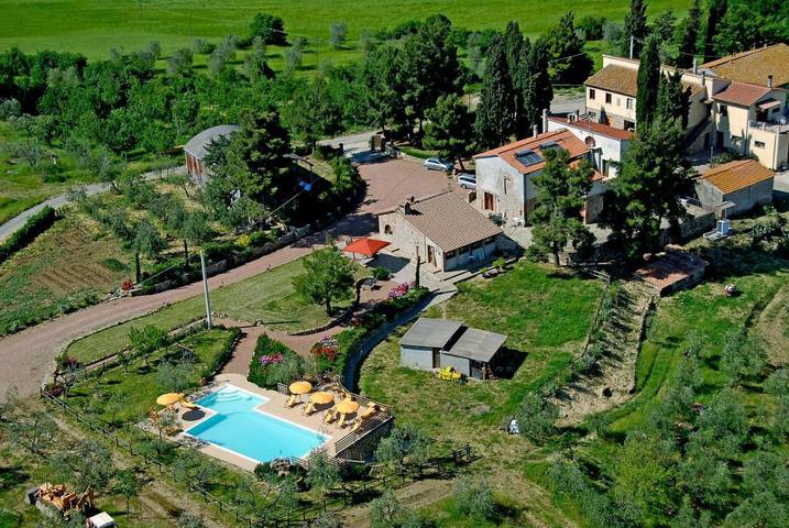 Agriturismo per 3 persone, con Terrazza e Giardino nonché Piscina a Lajatico