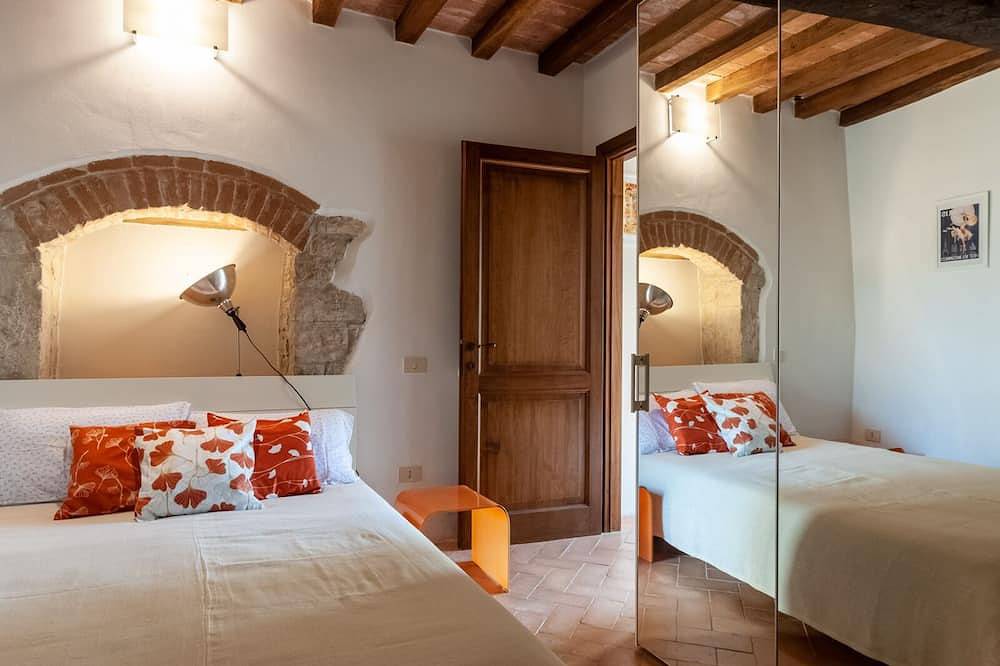 Entire apartment, Apartment facing the pool in medieval village with view of Todi in Todi, Perugia Province