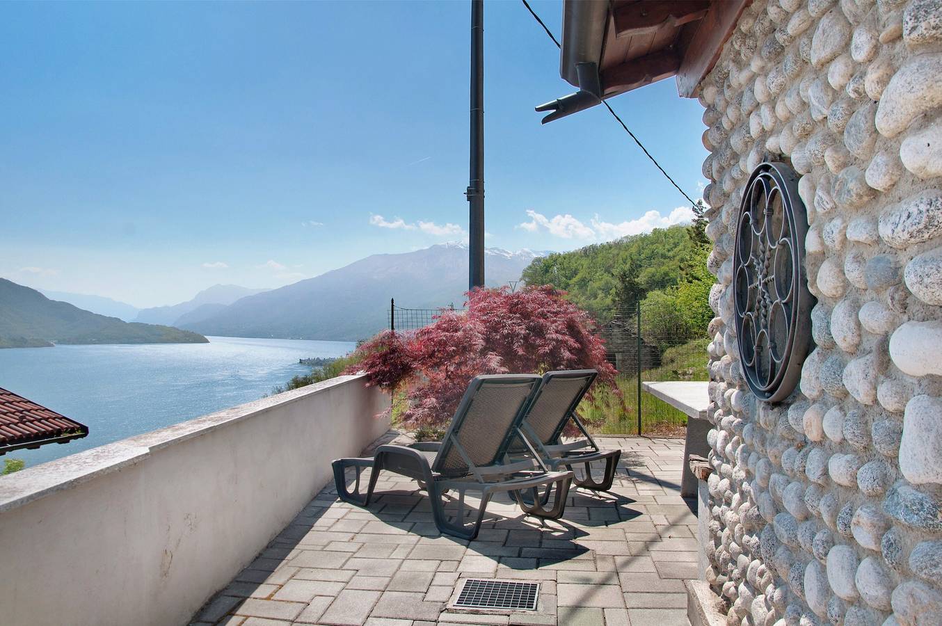 Appartamento intero, Appartamento Casa Alan con vista lago, terrazza e Wi-Fi in Montemezzo, Valtellina