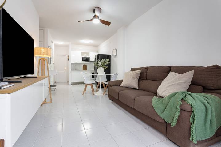Apartamento entero, Apartamento vacacional 'Medano House' con vistas a la montaña, terraza privada y Wi-Fi in Playa El Salado (Granadilla de Abona), Granadilla de Abona