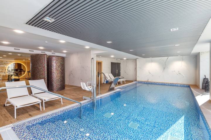 Ganze Wohnung, Luxuriöse Ferienwohnung mit 3 Schlafzimmern mit Bergblick, Pool, WLAN & Terrasse in La Resina, Estepona