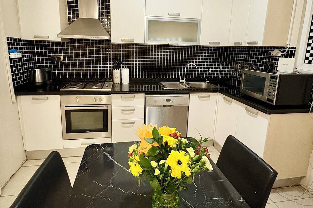 Entire apartment, Spacious 4-bedroom apartment in central İstanbul close to metro line in Şişli, Istanbul