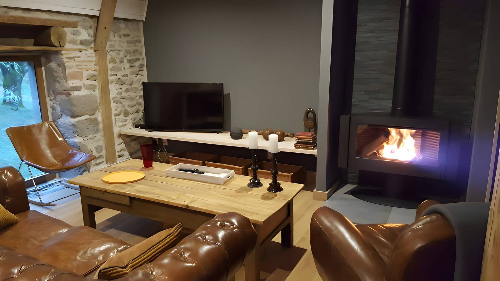 Chambre d’hôtes « La Trouverie - Chambre 2 » avec terrasse, jardin partagés et Wi-Fi in Laqueuille, Parc naturel régional des Volcans d'Auvergne