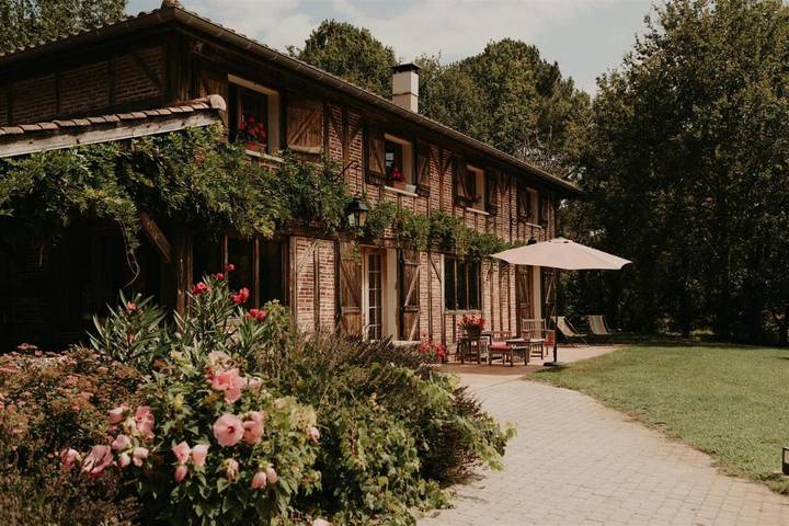 Chambre d’hôte pour 5 personnes, avec sauna et jacuzzi ainsi que jardin et piscine