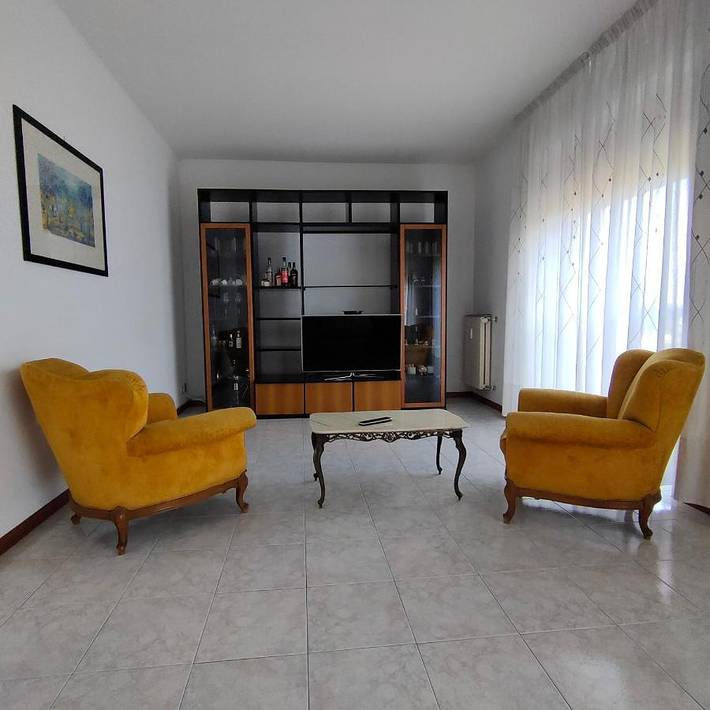 Vakantieappartement voor 5 personen, met Balkon en Uitzicht in Novara