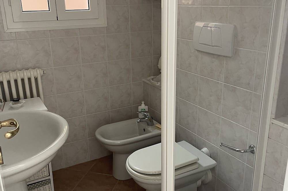 Little house in the hills overlooking the sea. Ideal for young couple in Latte (Ventimiglia), Ventimiglia