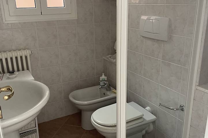 Little house in the hills overlooking the sea. Ideal for young couple in Latte (Ventimiglia), Ventimiglia