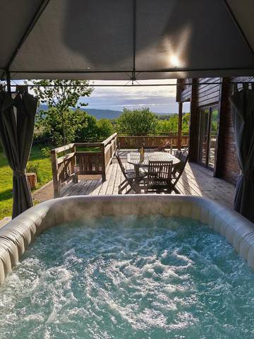 Maison de campagne pour 10 personnes, avec vue ainsi que jardin et sauna à Thézillieu