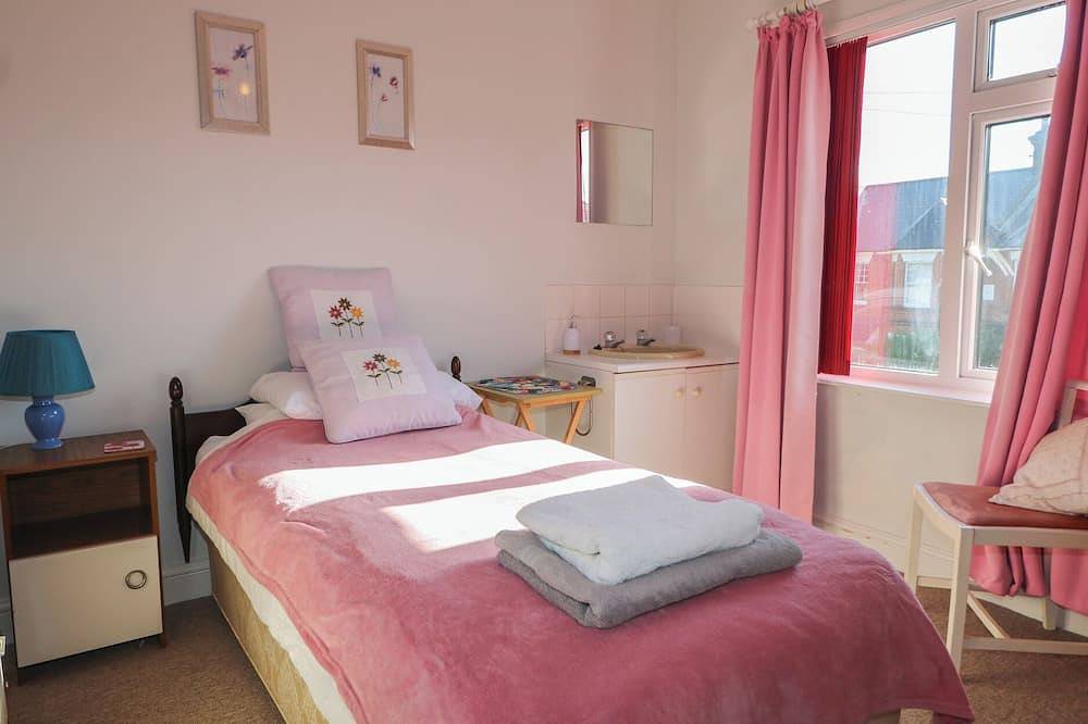 Sylvian, pet friendly, country holiday cottage in Bexhill-On-Sea in Bexhill, East Sussex