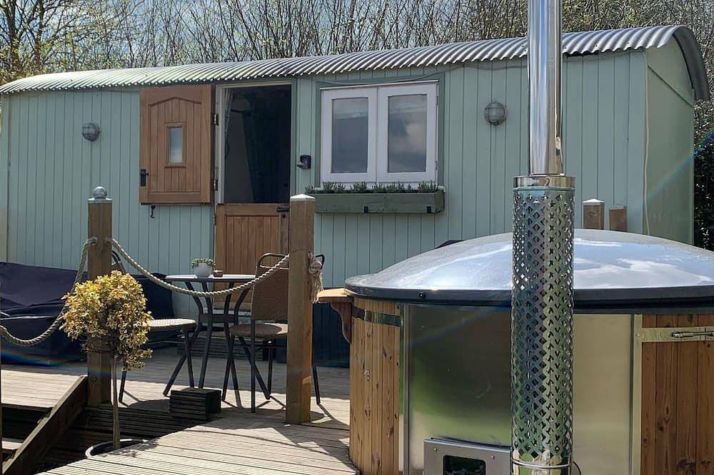 Large New Forest Shepherds Hut and Scandinavian Hot Tub with hydro massager <br><br> in Sway, Hampshire