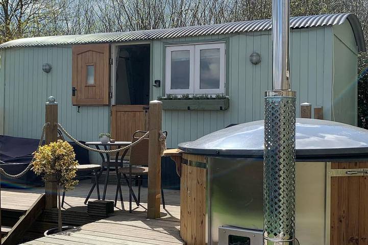 Cottage for 4 people, with Hot tub and Terrace as well as Garden in New Forest