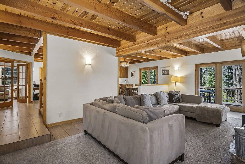 Tahoe Donner Meadow View Cabin in Truckee, Donner Lake