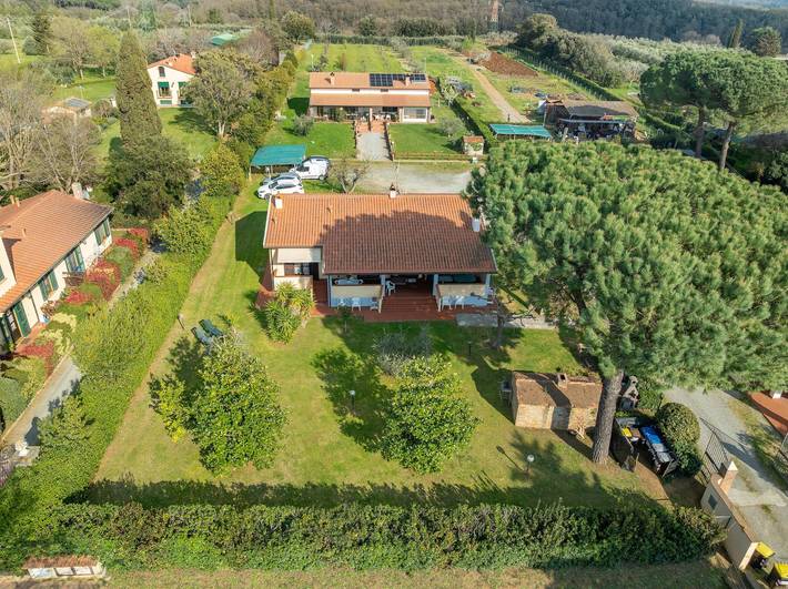 Geheel appartement, Appartement 'Via Gorizia 8 - Rosa' met gedeelde tuin, wifi en airconditioning in Cecina, Etruskische kust