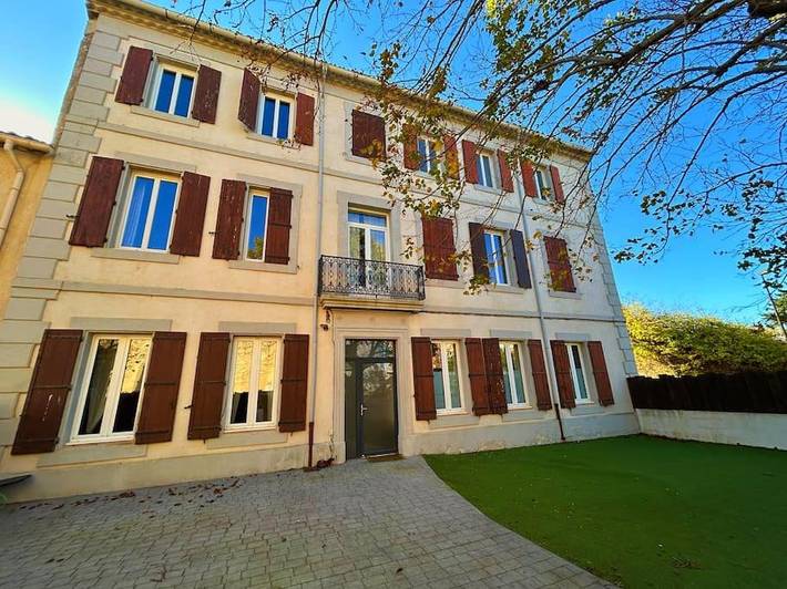 Location de vacances pour 9 personnes, avec terrasse ainsi que jardin et piscine à Névian